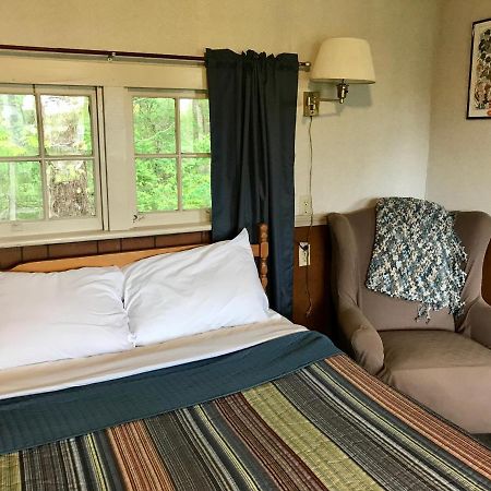 Chamber Lane Motel Round Lake Buitenkant foto