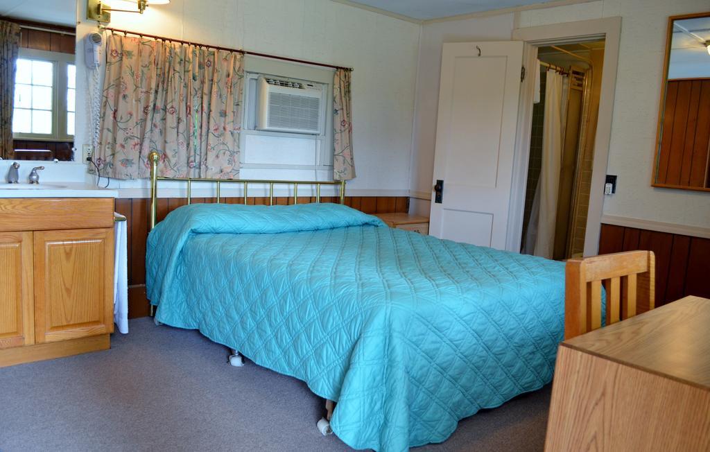 Chamber Lane Motel Round Lake Buitenkant foto