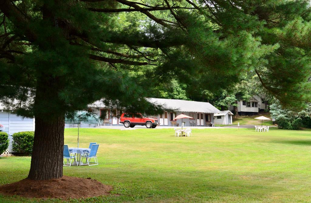 Chamber Lane Motel Round Lake Buitenkant foto