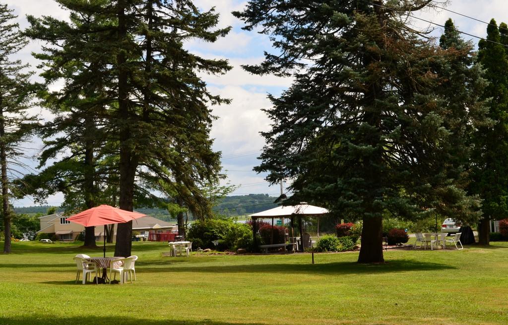 Chamber Lane Motel Round Lake Buitenkant foto