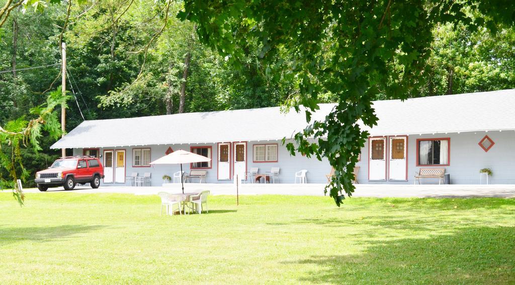 Chamber Lane Motel Round Lake Buitenkant foto